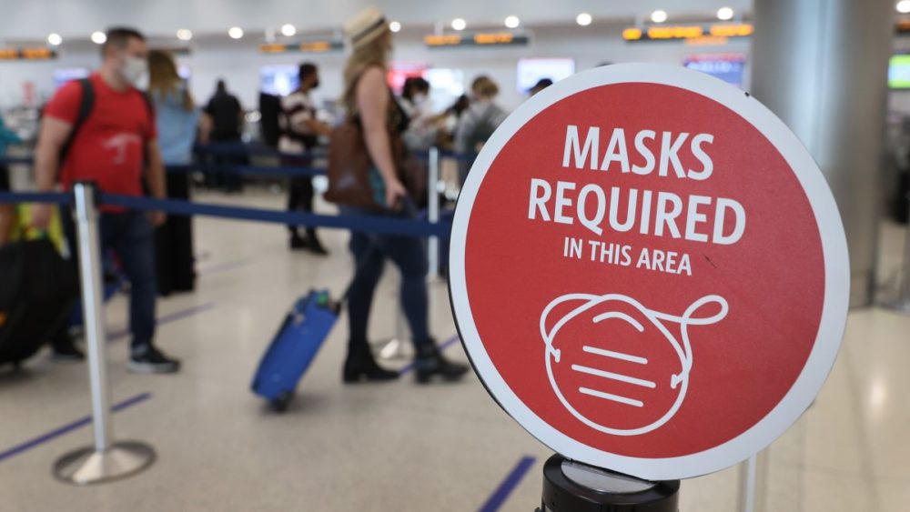 Já passou do momento para deixar de exigir o uso de máscaras em aviões